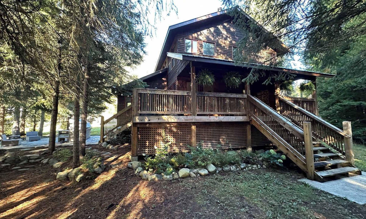 Ymir House | 4-Bedroom Farmhouse with Mountain Views 20 Minutes Away from Nelson, BC