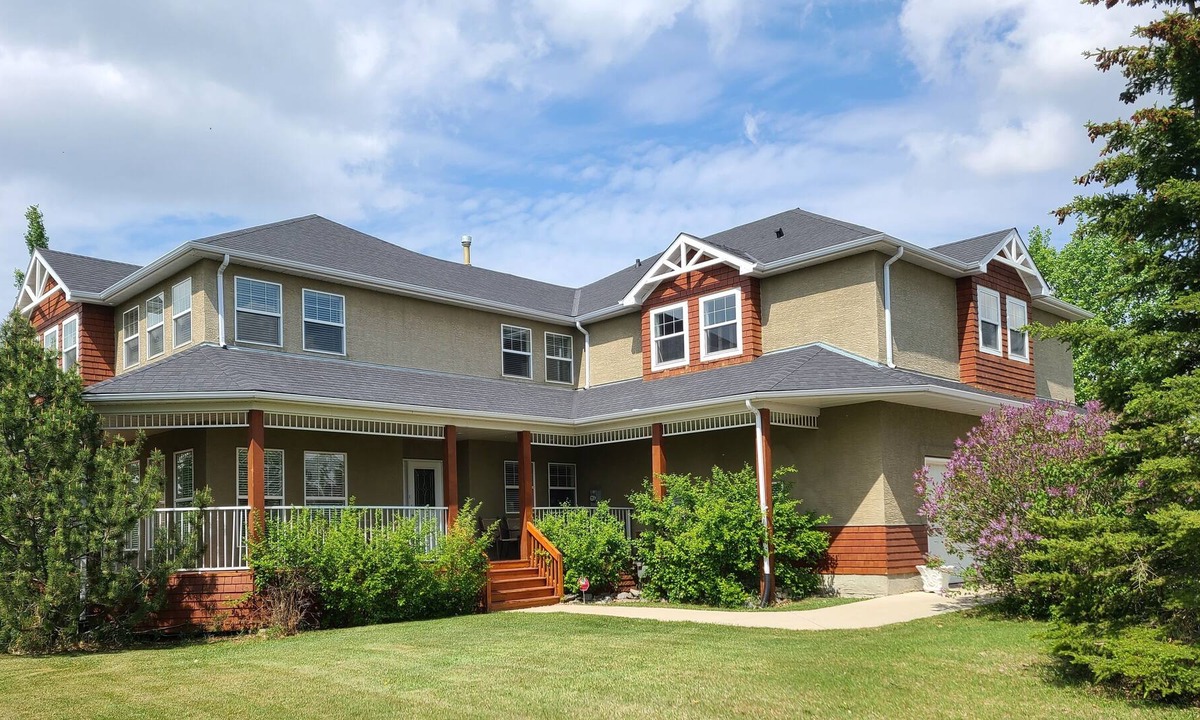 Bearspaw House | 4 Bedroom, Luxury Estate Home in Calgary, Alberta. Full Amenities