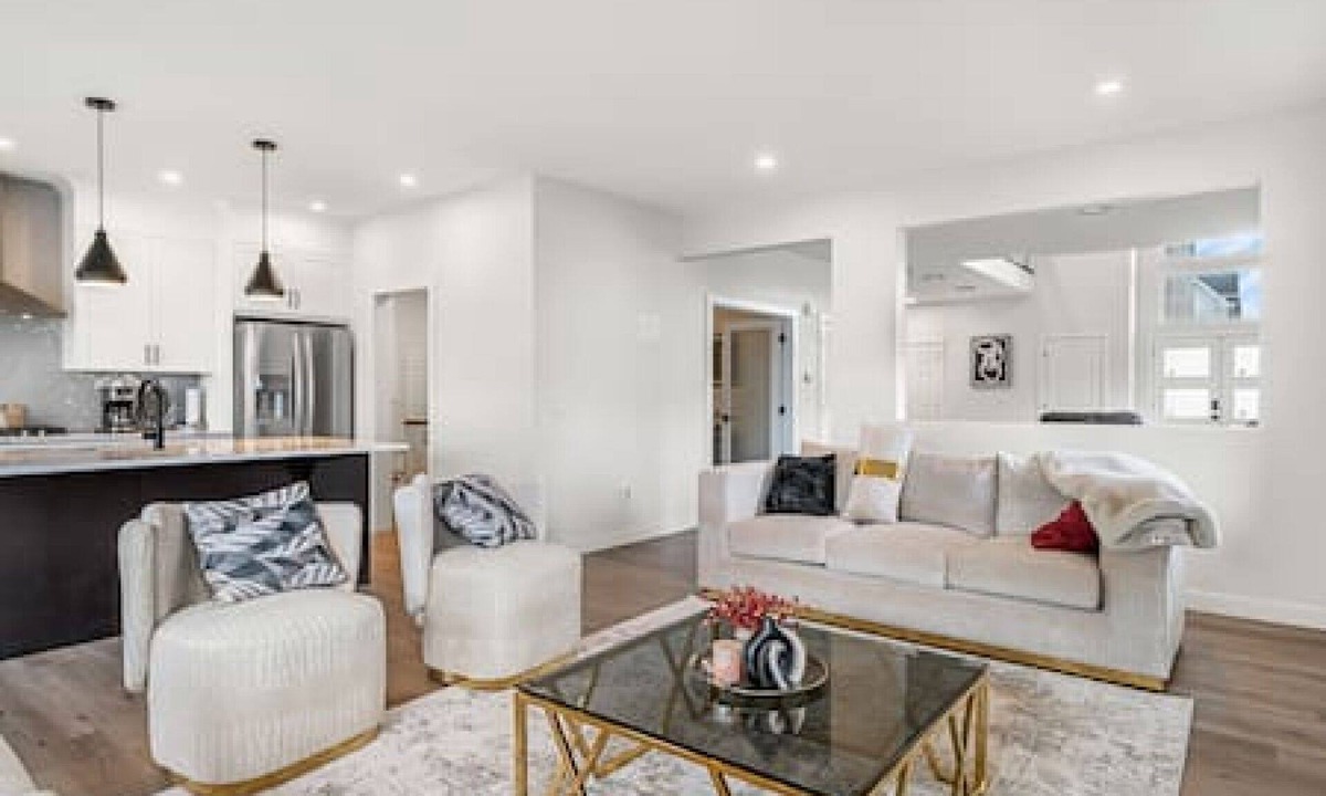 Calgary House | 4 BR Charming Retreat | Spacious & Peaceful