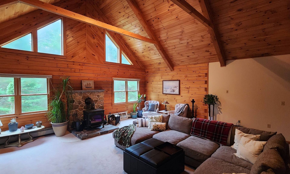 Thornton House | 4b2b true Log retreat in the heart of the Whites
