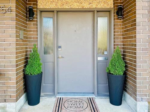 Renfrew-Collingwood House | 4BR Family Spacious Home - Near SkyTrain - Free Parking