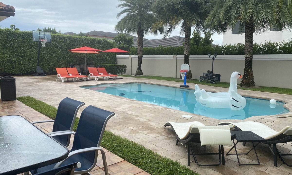 Miami Lakes House | 4BR Luxury Pool Home in Miami Lakes - Fully Equipped for Long Stays