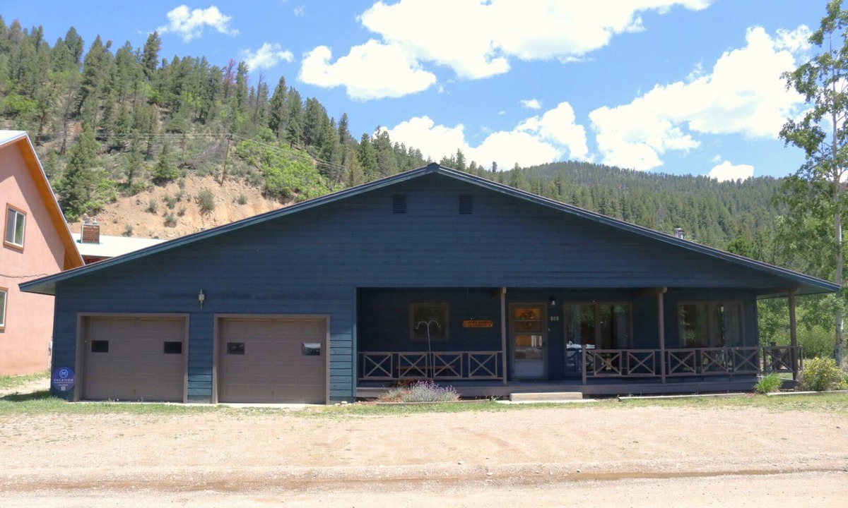 Red River House | 4TH Quarter - In Town - On The River, Fish from the Banks - Single Level Ranch -