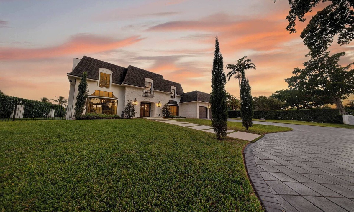 East Fort Lauderdale House | 5/4.5 for 10-Heated Pool-Putting Green-Ping Pong Fire Pit BBQ Grill Beach 10 Min