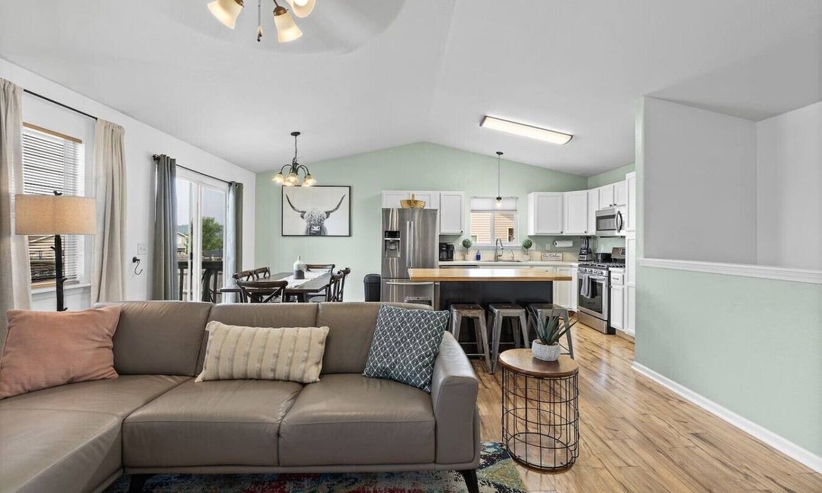 Summerset House | 5 Beds, Hot Tub, Fenced backyard
