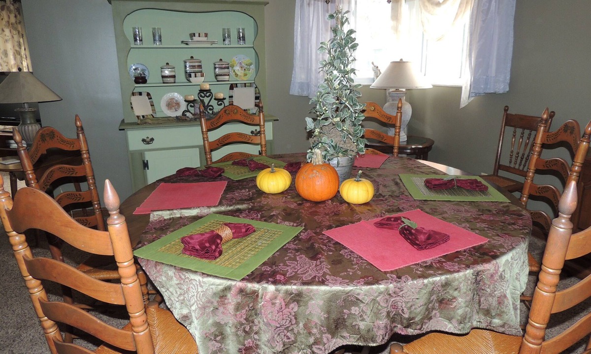 Northwest Akron House | 5 miles to Cuyhoga National Park & Blossom Music Center