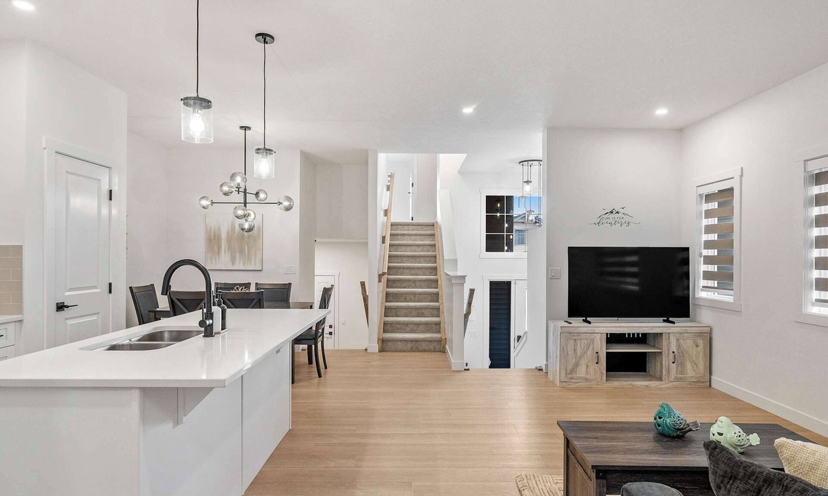 Calgary House | 5BR Family Home w Kids Play Den, Book Stampede!