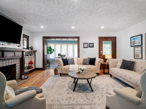 Cleveland House | 6 Bedroom Entire Duplex for Large Groups
