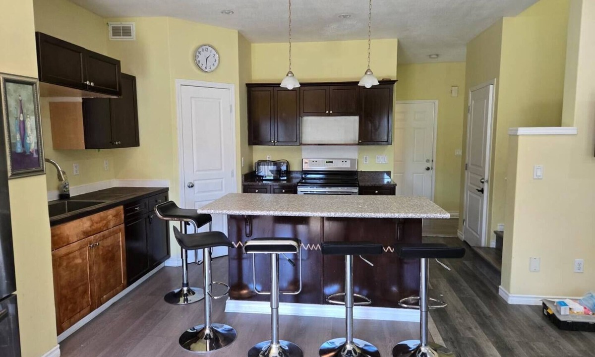 Saskatoon House | 6bedrooms with 4 bathrooms entire houseavailable