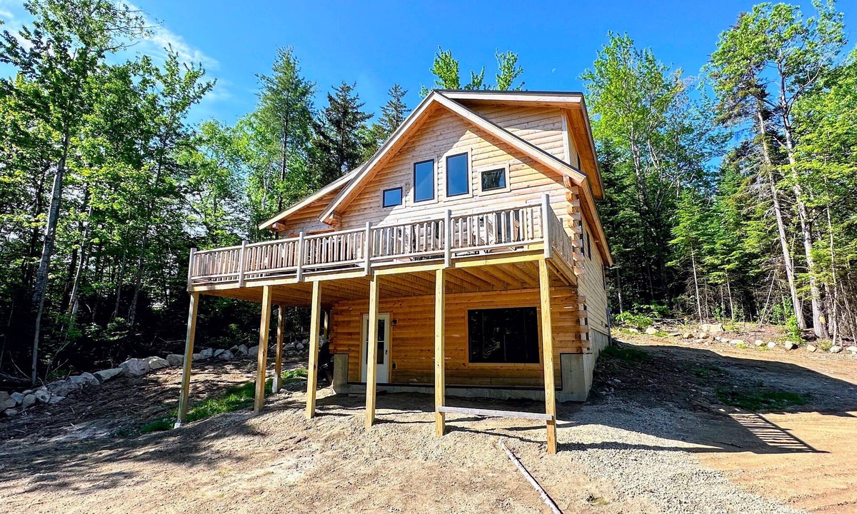 Bethlehem House | 73R Brand new log home on quiet side street in Bethlehem, close to Main Street, AC, Dog Friendly!