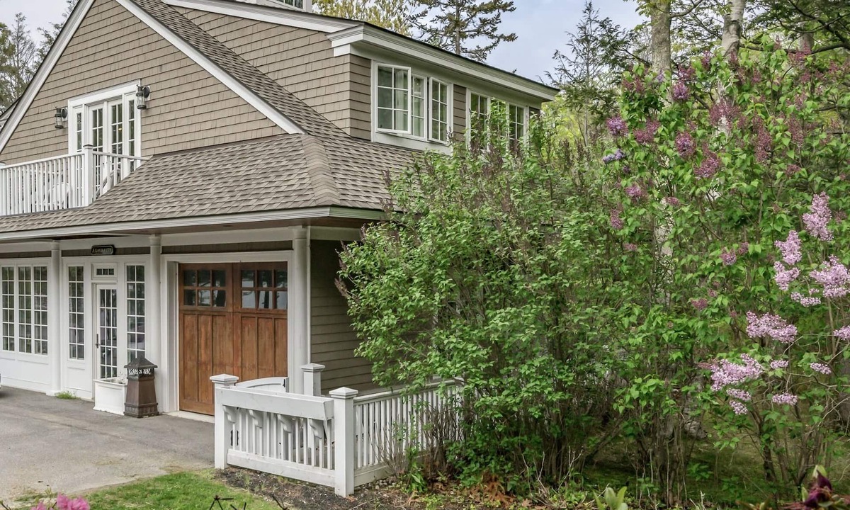 Yarmouth House | 8 acres overlooking casco bay