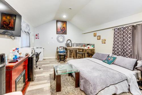 South Broadway Apartment | 8 Mi to Dtwn CLE: Cozy Couple's Retreat w/Gym!