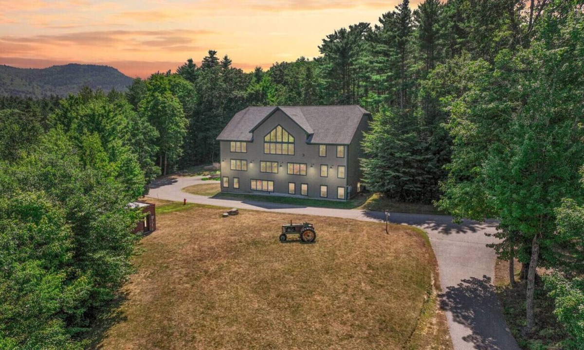 North Conway House | 92 Locust Lane | 16 BDRMS, Sleeps 34, Pool, HotTub