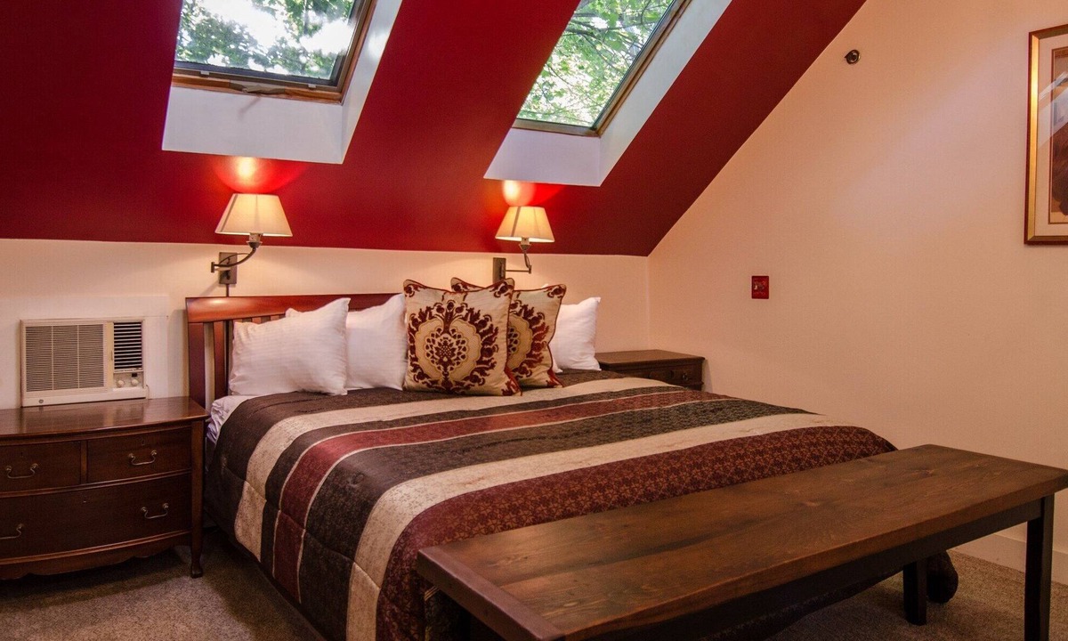 Shelburne Bed & Breakfast | A cozy 2nd Floor Romantic King Suite Jetted Tub B&B in Downtown Shelburne - Delicious Breakfasts! WEB