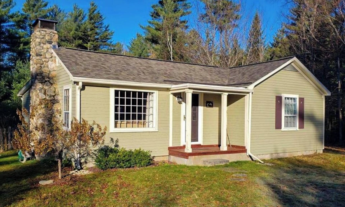 Easton Cottage | A Cozy, Dog-Friendly Cottage—Fenced Yard, Endless Year Round Adventures