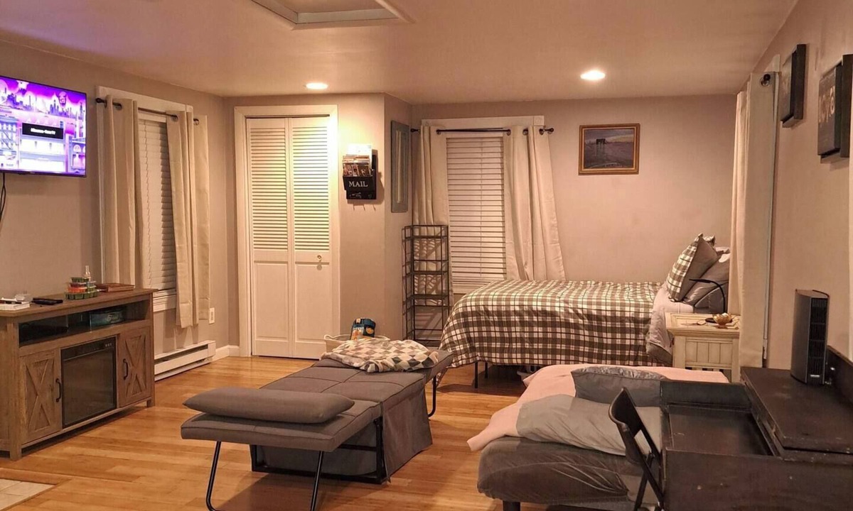Rochester Apartment | A cozy sunny studio to forget your worries and make memories with loved ones.