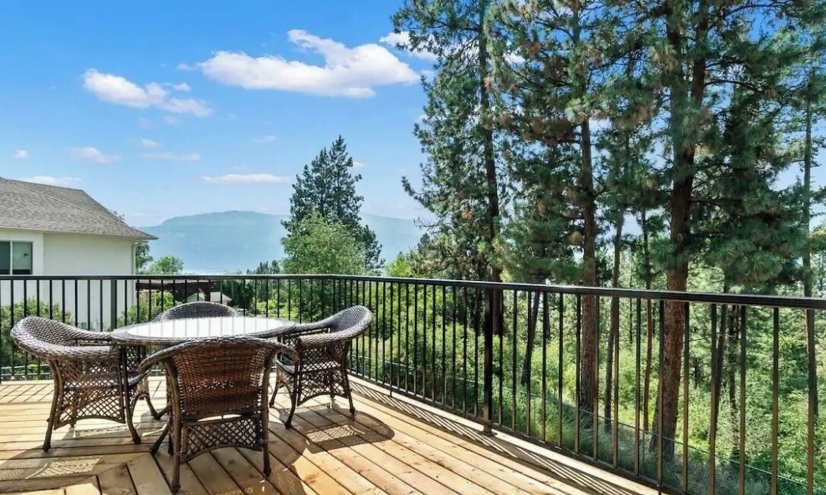 Central Okanagan House | A frame 4BD house/ Carrs Landing