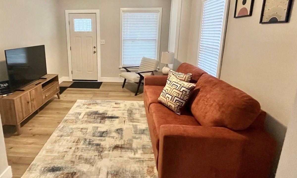 Geneva House | A great stay, Two, close to Spire, GOTL, & Wineries.King Bed!