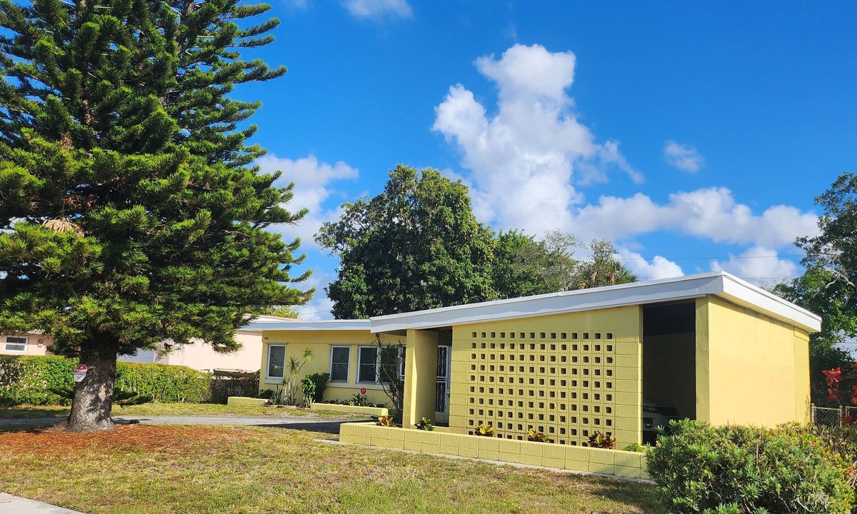 Miami Gardens House | A single family home near beaches, Miami Dolphins Hard Rock Stadium & outlets.