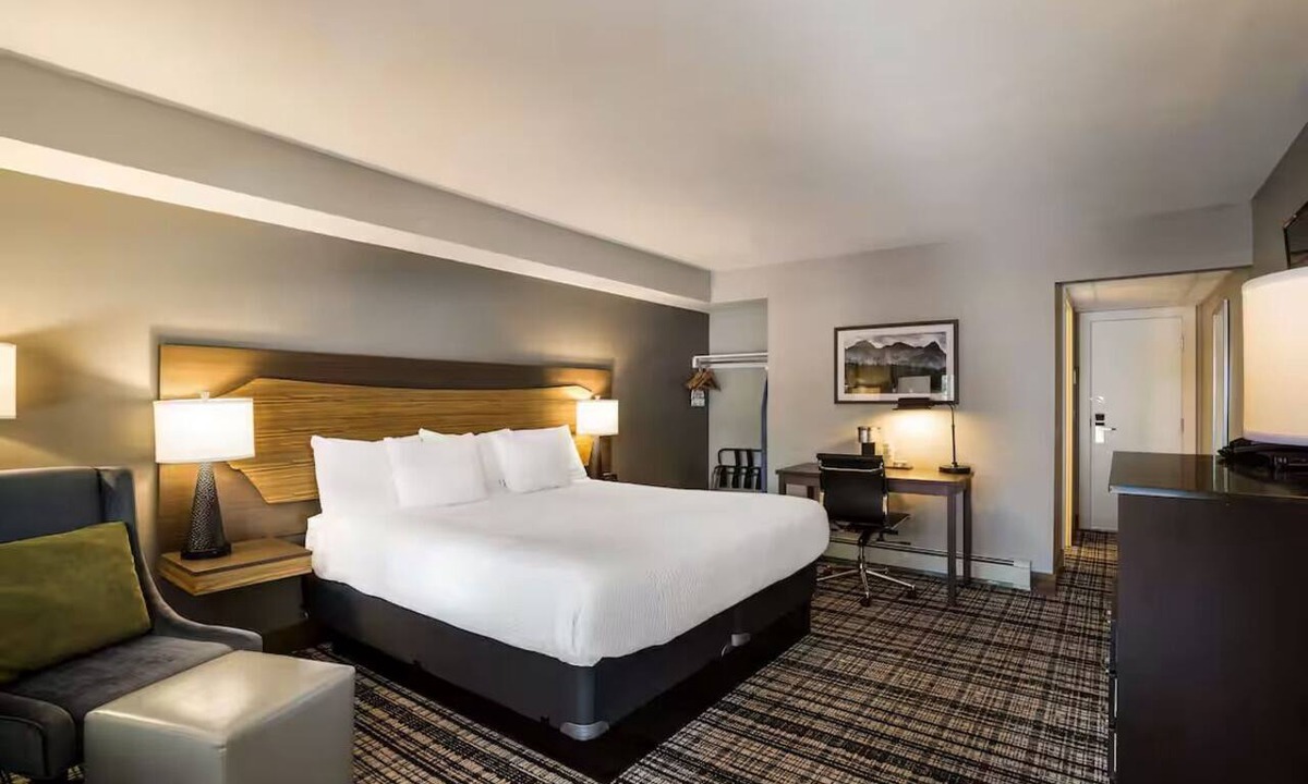Glenwood Springs Hotel | Adventure-Friendly Haven Near Glenwood Springs Mountains Trails | Free Breakfast