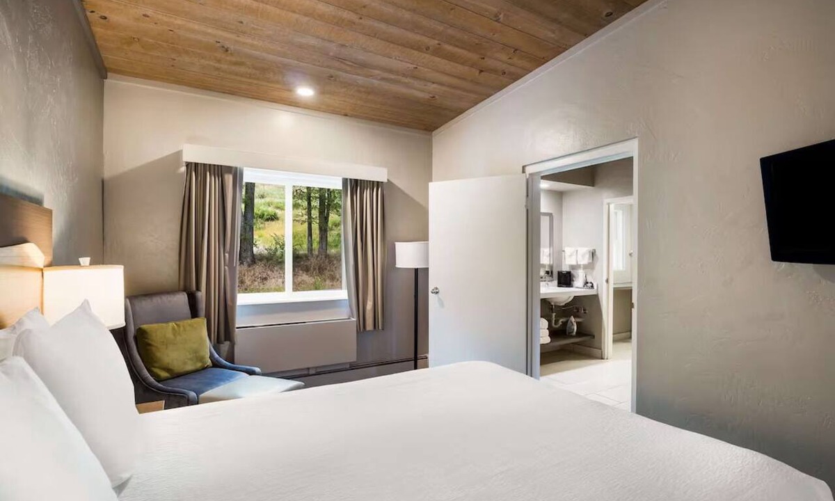 Glenwood Springs Hotel | Adventure Retreat in Glenwood Springs |Scenic Mountain Views | Free Breakfast
