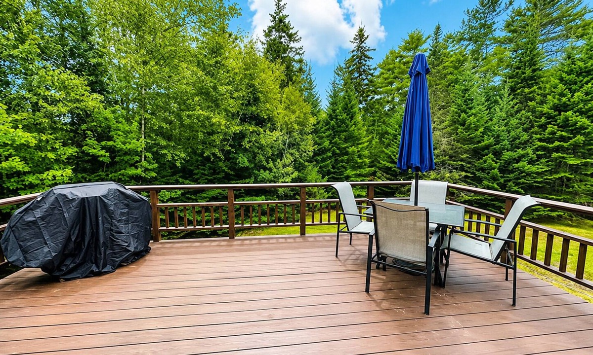 Lamoine Apartment | Affordable Bloomfield Apt - Walking Distance to Blunt's Pond!