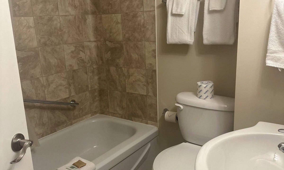 Medicine Hat Hotel | Affordable Queen Room · Clean · Comfortable · Great Stay