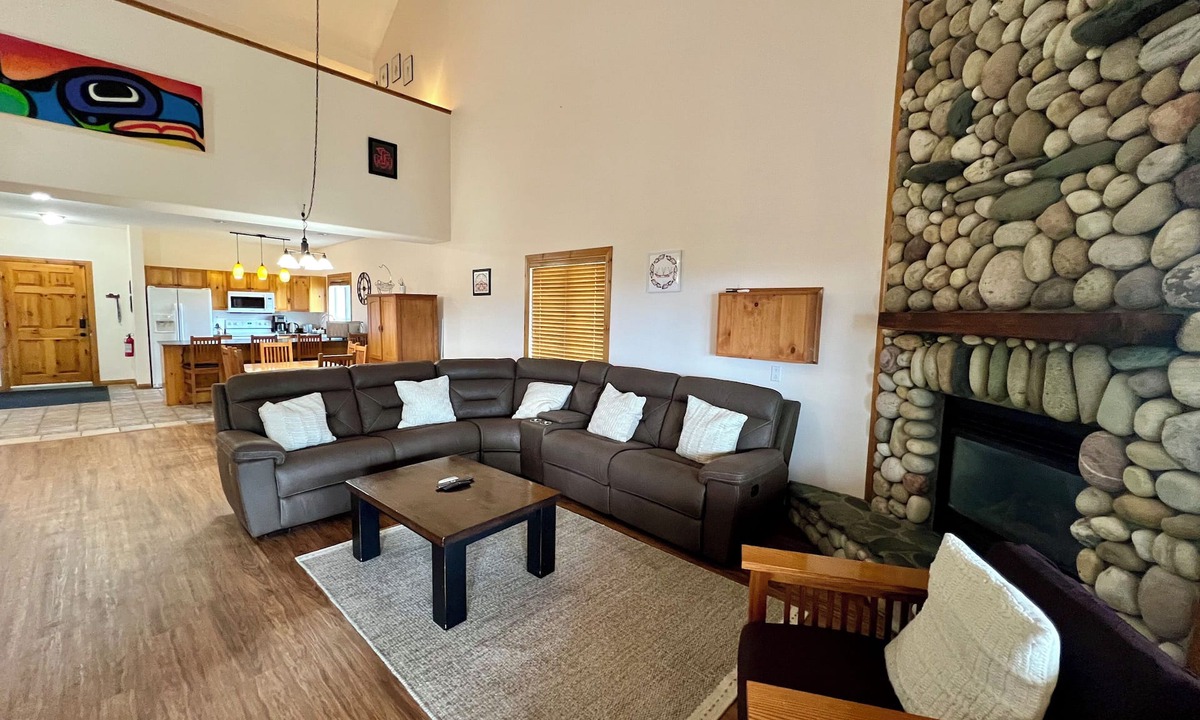 East Kootenay Condo | Affordable Slope-Side: 3BR Condo w/Private Hot Tub, Gas Fireplace, Great Location & Views.