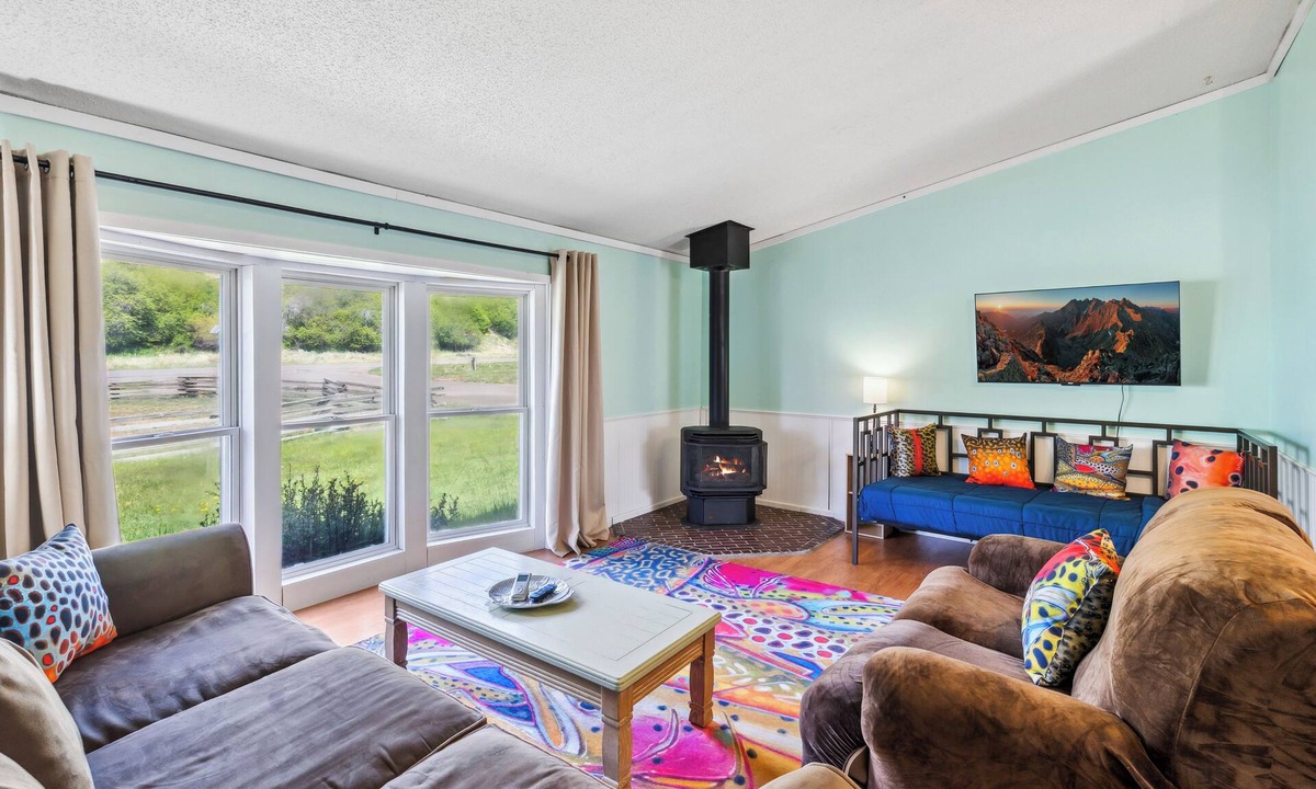 Creede House | Affordable Stay | Steps to Downtown | Family & Angler’s Retreat
