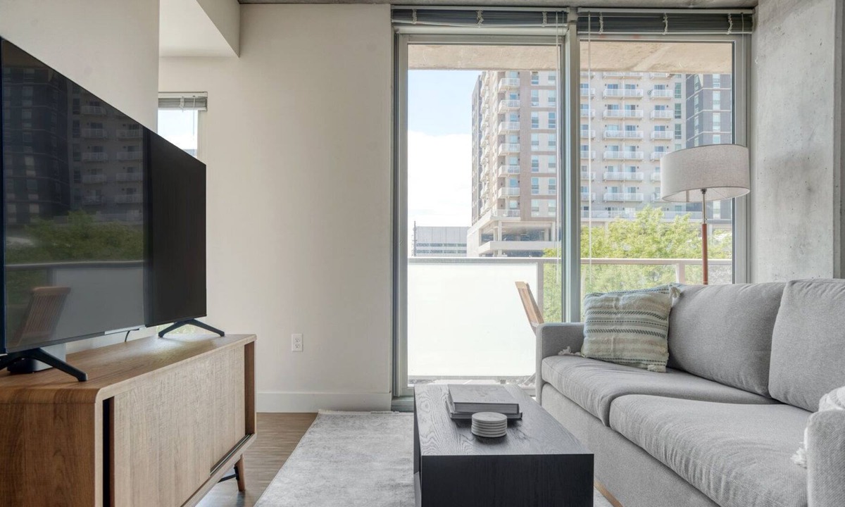 Golden Triangle Apartment | Airy Golden Triangle 1BR w/ Gym & Pool nr Art Museum, by Blueground