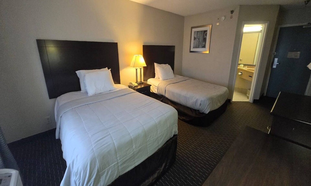 Montrose House | Akron OH|2 Full Bed Non Smoking