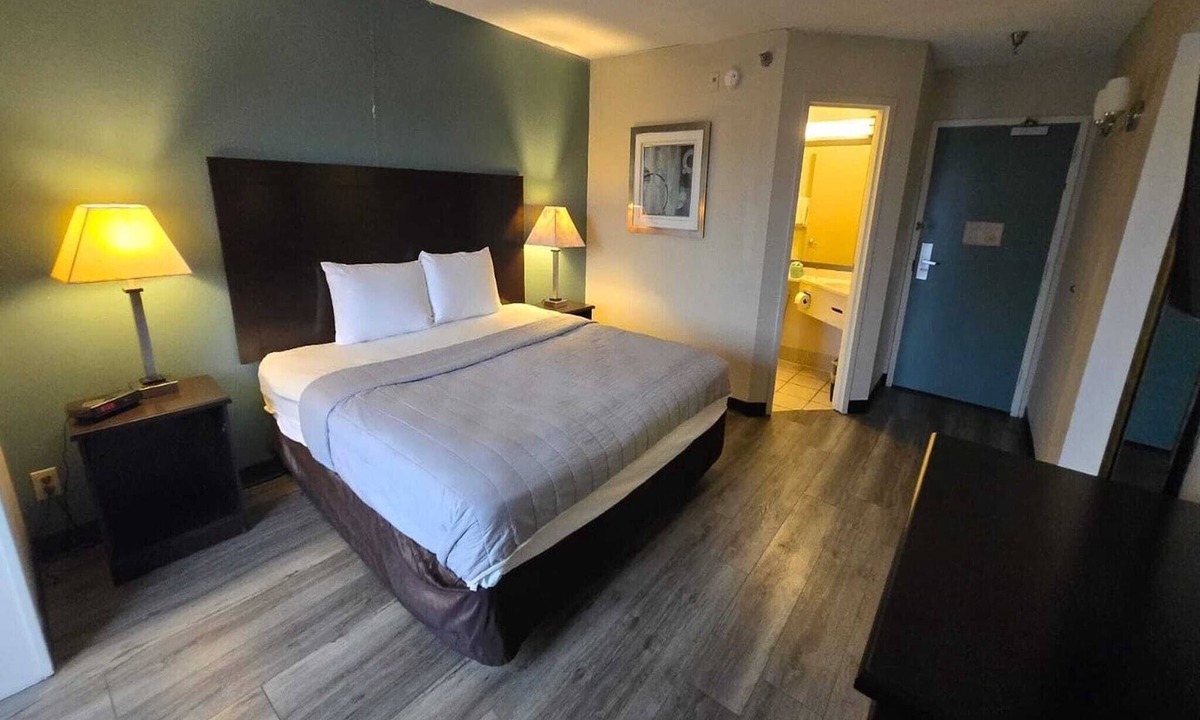 Montrose Apartment | Akron OH| King Bed Non Smoking