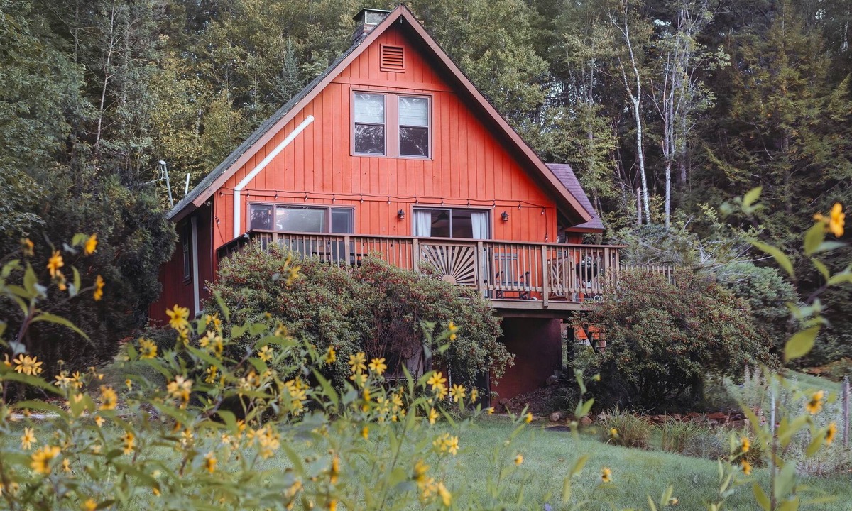 Campton House | Alder House: Cute & Cozy Mountain Getaway - Pet Friendly!