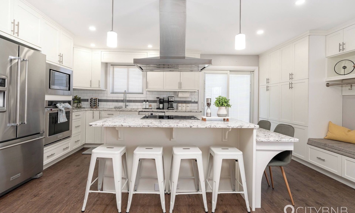 West Edmonton House | Aldergrove - Sleeps 10 -