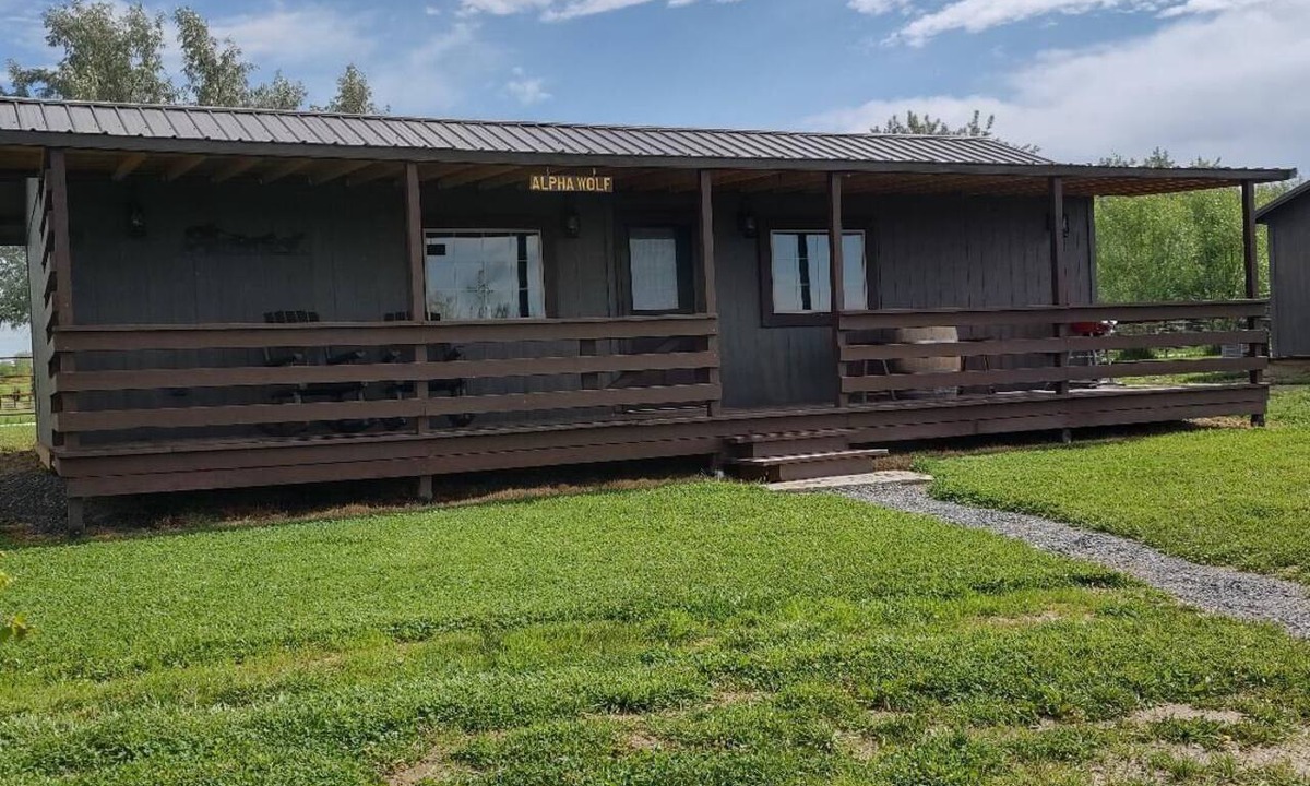 Lovell Cabin | Alpha Wolf Cabin at the Wolf Haven Cabins