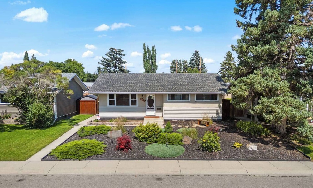 Southeast Calgary House | Alpine Elegance | Modern 5-BR | 2 Full Kitchens!
