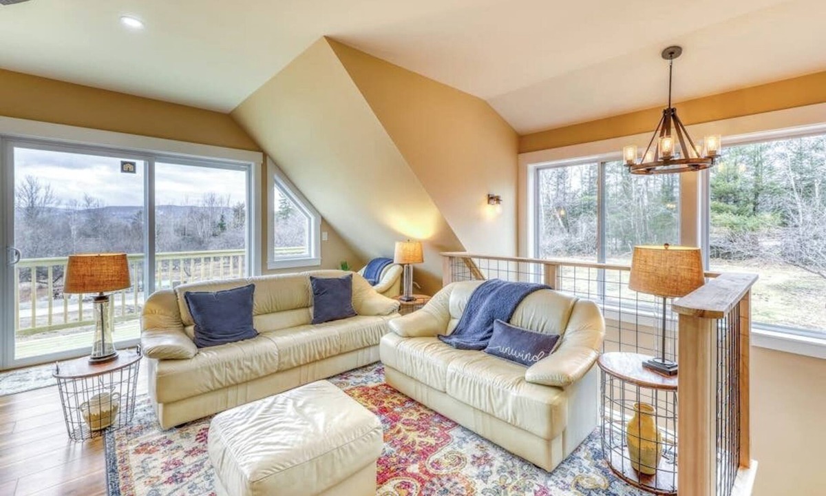 Bethlehem Condo | Amazing condo on apple orchard with deck, full kitchen, and great mountain views