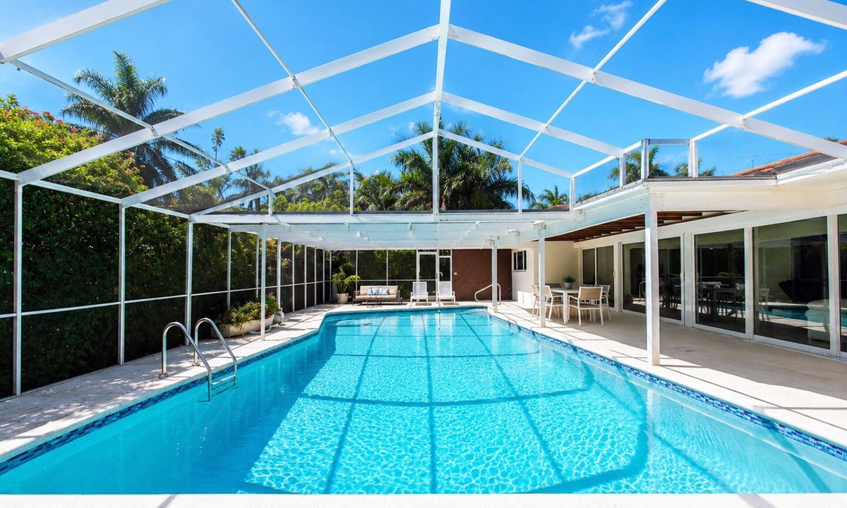 Hollywood Lakes Villa | Amazing Villa Walk to Beach Heated Pool & Jacuzzi