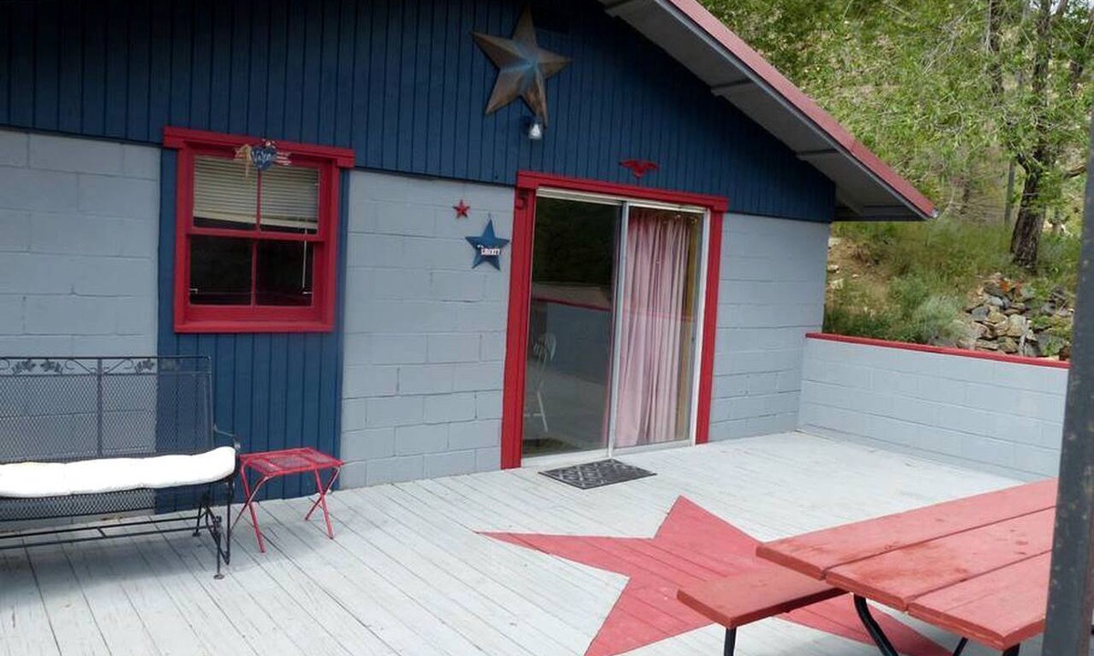 Bellvue Cabin | American-Themed Vacation Cabin with a Spacious Deck in Poudre Canyon near Fort Collins, Colorado