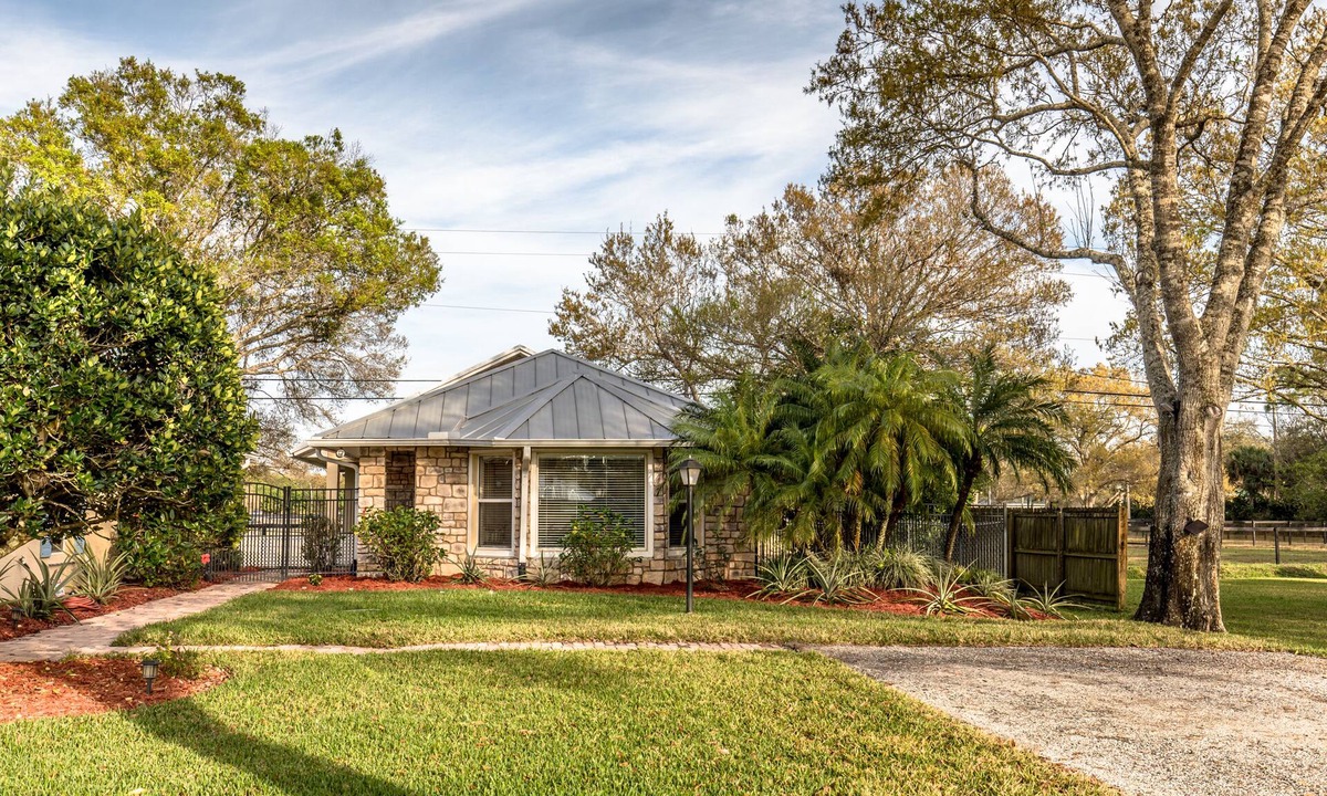 Vero Beach House | "Another Day in Paradise" Cozy, quaint 2-1 cottage in a serene relaxing setting