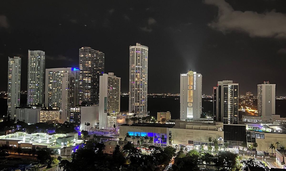 Town Square Apartment | Apartment With the Best View in Midtown