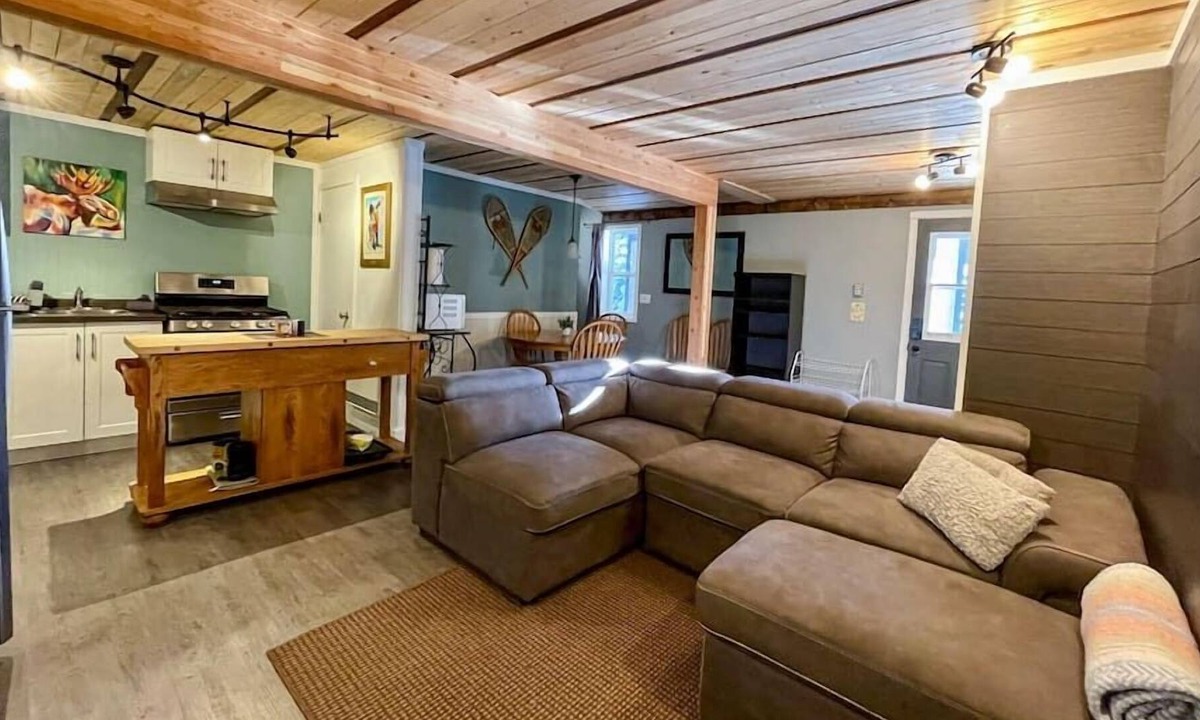 Apex Mountain House | Apex Mountain ~ Stroh-Bar Lower Suite ~ Perfect for Couples