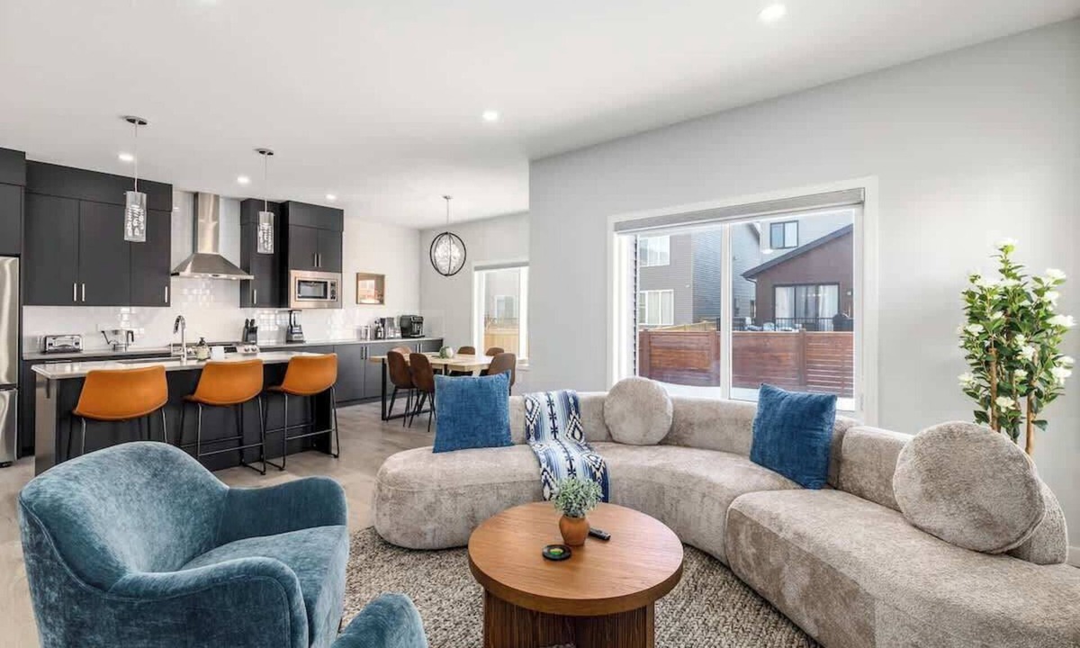 Airdrie House | Arcade, King Bed, Espresso Maker, Family Friendly