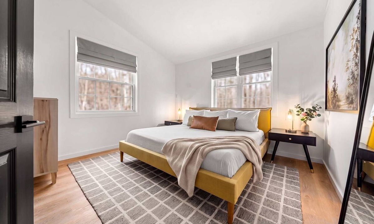 Lincoln Hotel | Artist Bluff — Signature King Suite with Living Room & Fireplace