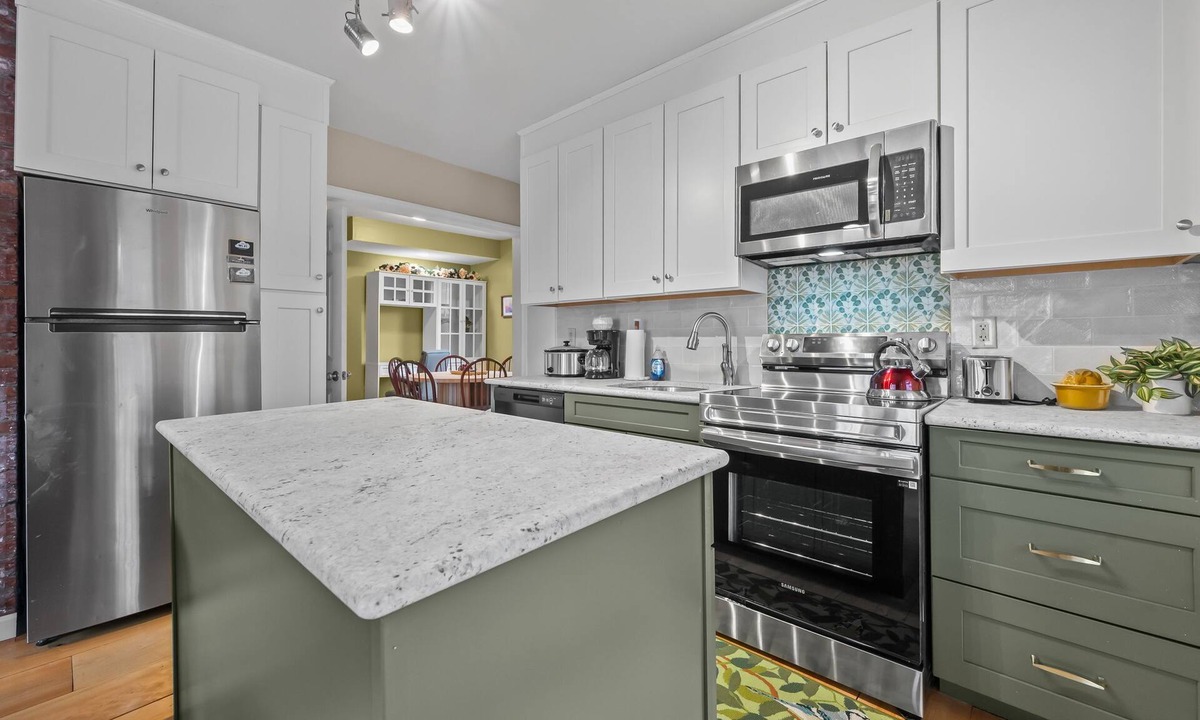Bartlett Apartment | Artsy Downtown Duplex - 5 minutes from Attitash