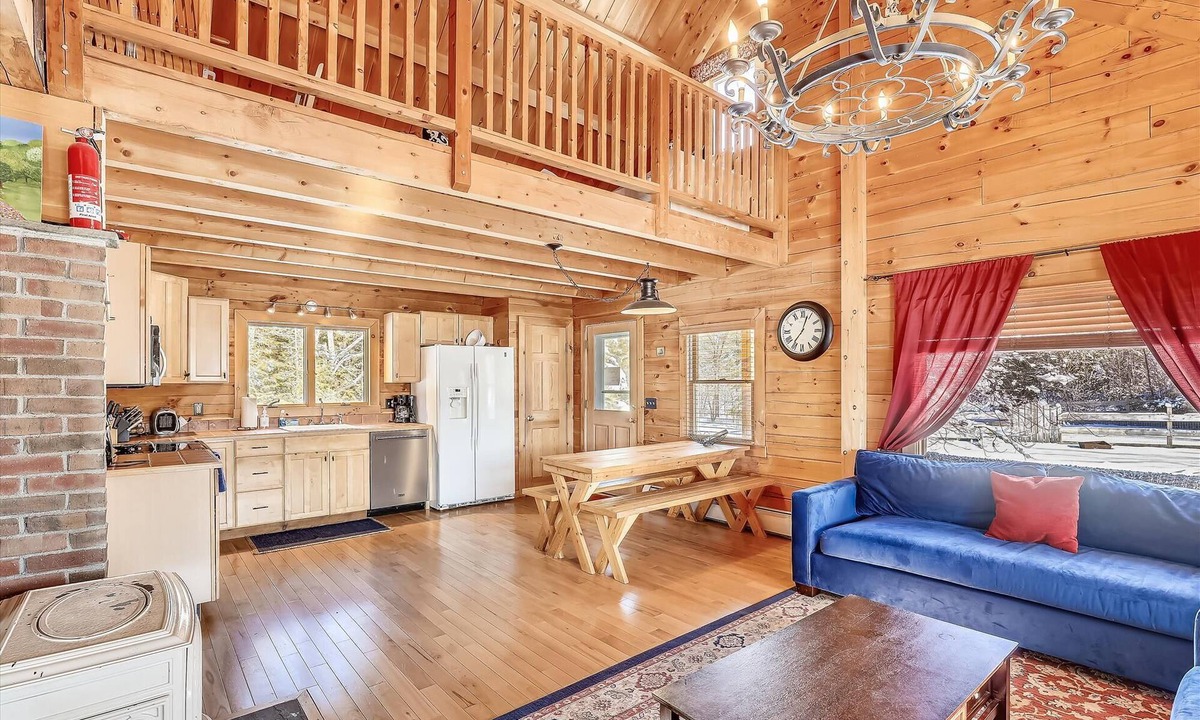 Morrisville House | Aspen's Run: 3 br log cabin, wood stove, deck, firepit, window a/c