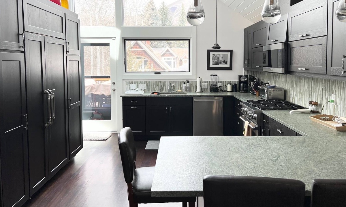 West End House | Aspen West End Luxury Contemporary 4 Bedroom, 4 Bath 3 King master bedrooms