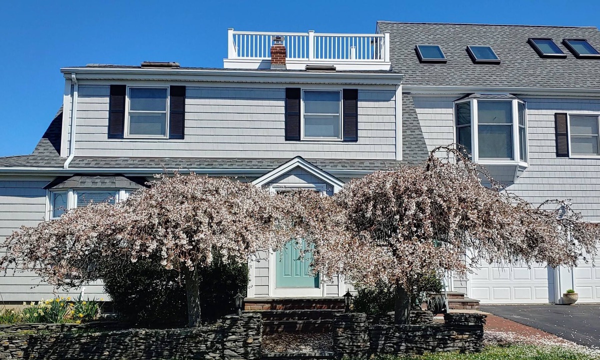 Newport East House | August 16-23 week or long weekend OPEN. Walk to beach, Huge deck , roof-deck