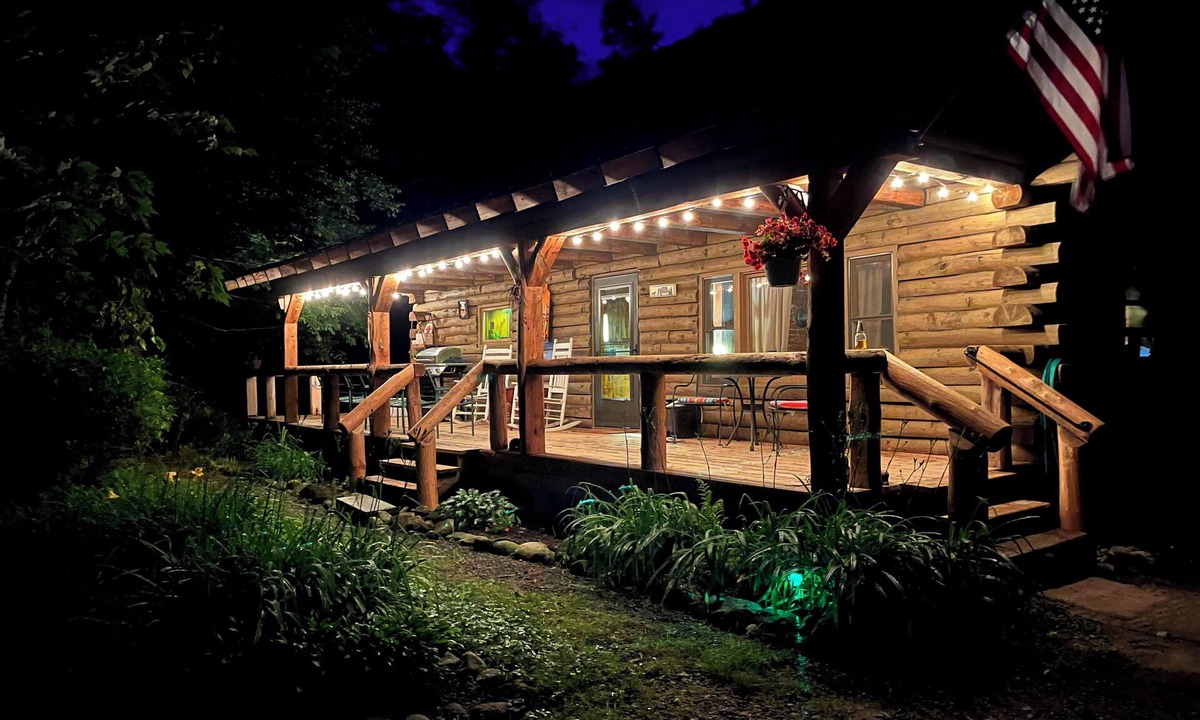 Campton Cabin | Authentic Log Cabin! Fun for families/Near Owl's Nest/20 min. from Loon!