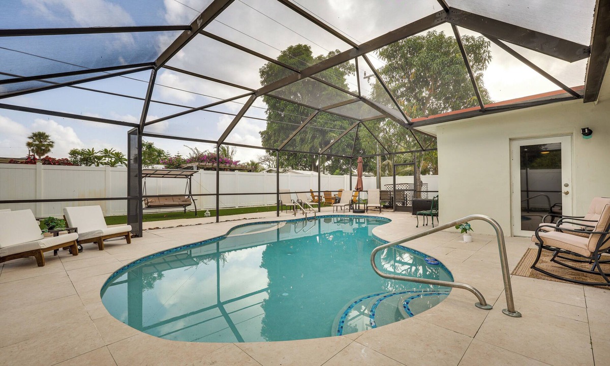Lauderhill House | Backyard Oasis: Fort Lauderdale Home Near Beach